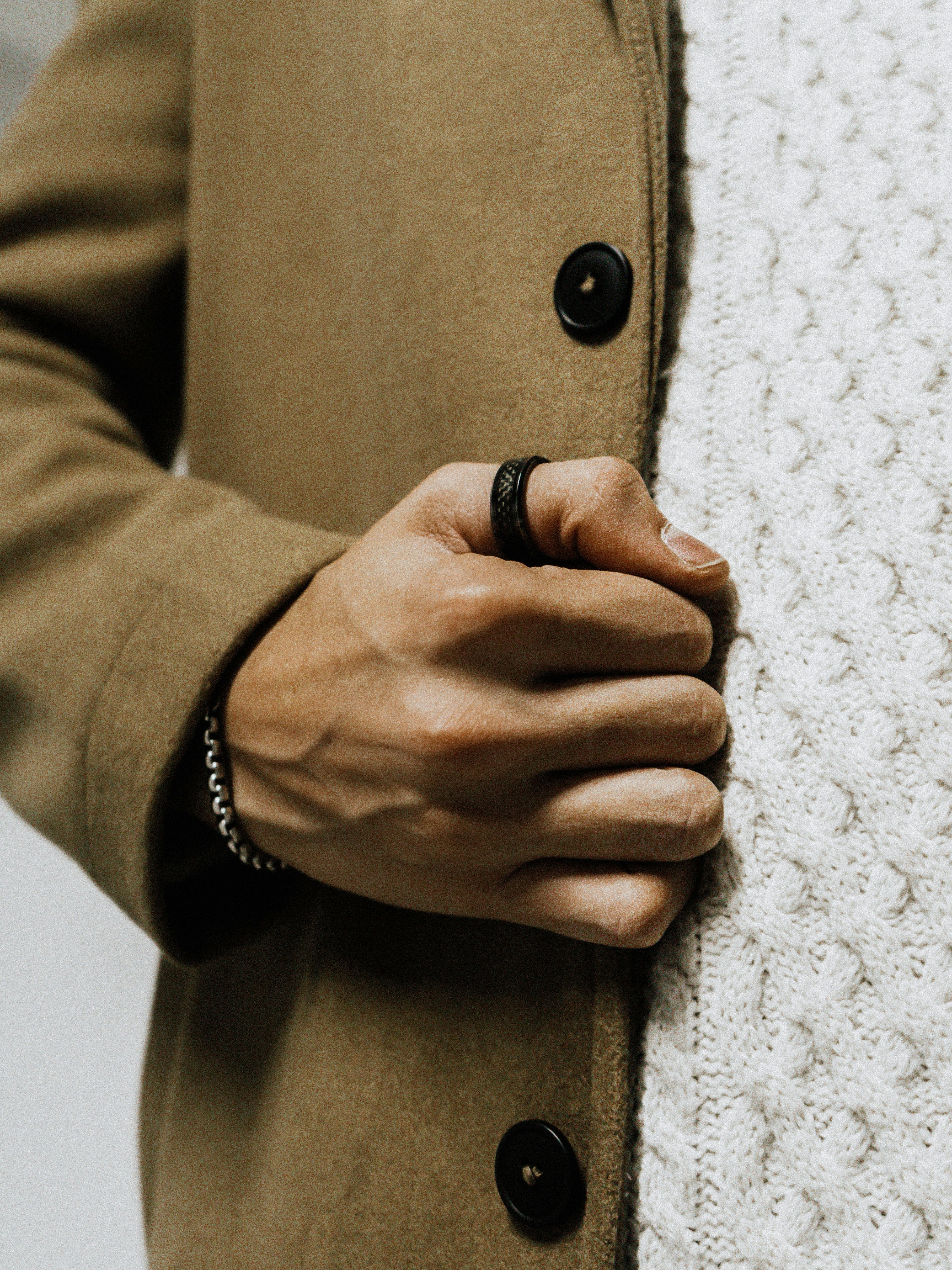 Foundoria_thumb_ring_male_model